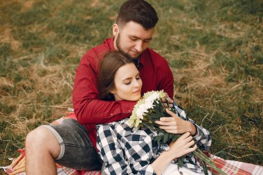 Güzel bir çift yaz parkında vakit geçirir.