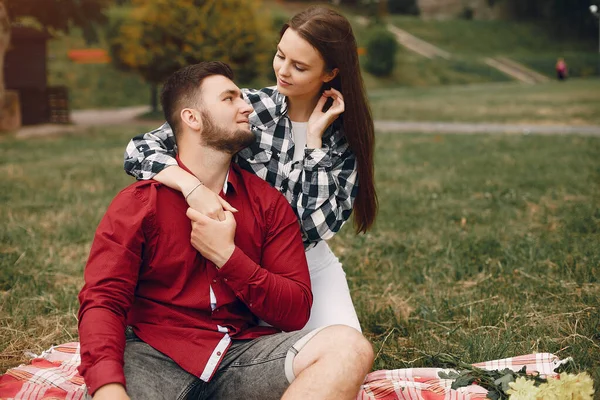 Mooi koppel brengen tijd door in een zomerpark — Stockfoto