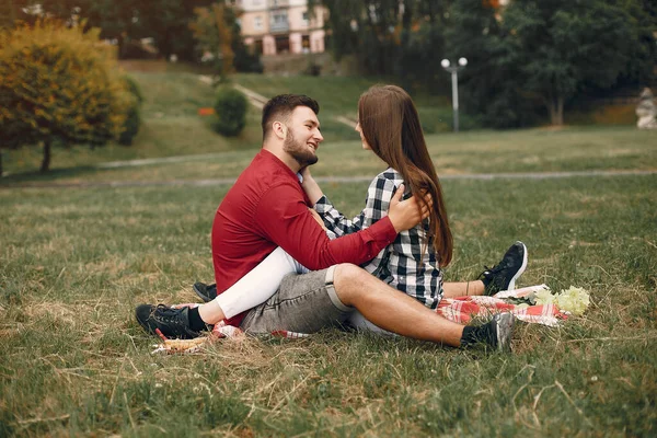 Прекрасная пара проводит время в летнем парке — стоковое фото