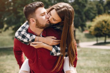 Güzel bir çift yaz parkında vakit geçirir.