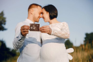 Şirin bir aile yaz tarlasında vakit geçiriyor.