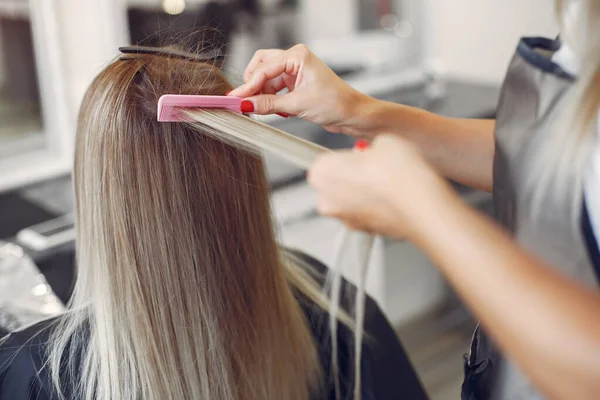 Friseur macht Frisur für ihren Kunden — Stockfoto