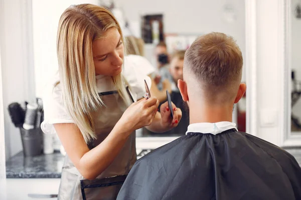 Homem elegante sentado em uma barbearia — Fotografia de Stock