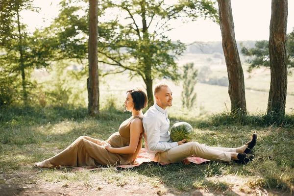Nette Familie verbringt Zeit in einem Sommerfeld — Stockfoto