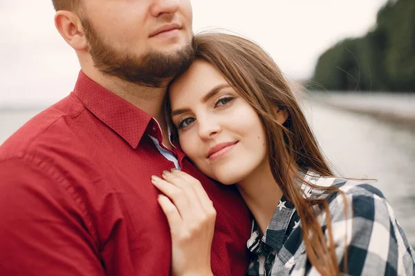 Hermosa pareja pasar tiempo en un parque de verano —  Fotos de Stock