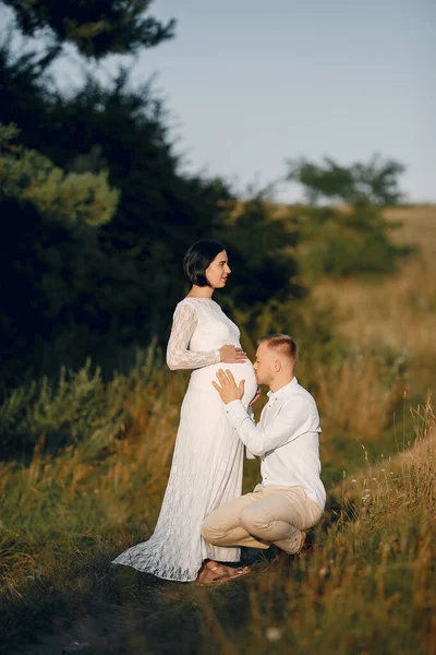 Söt familj tillbringar tid på ett sommarfält — Stockfoto