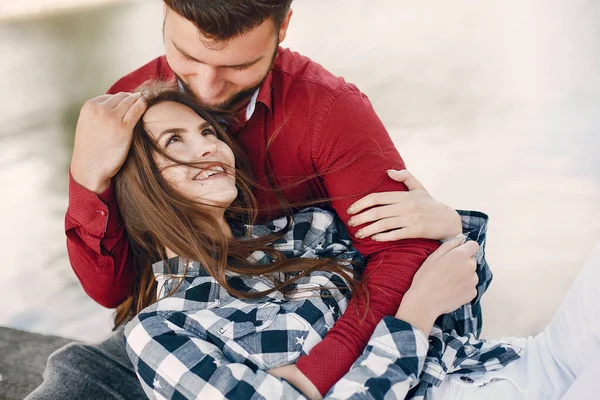 Beau couple passer du temps dans un parc d'été — Photo