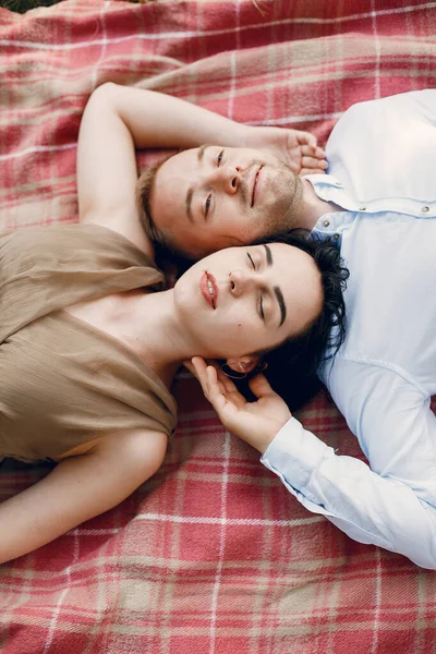 Leuke familie die tijd doorbrengt in een zomerveld — Stockfoto