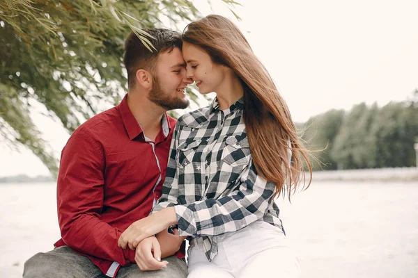 Hermosa pareja pasar tiempo en un parque de verano —  Fotos de Stock