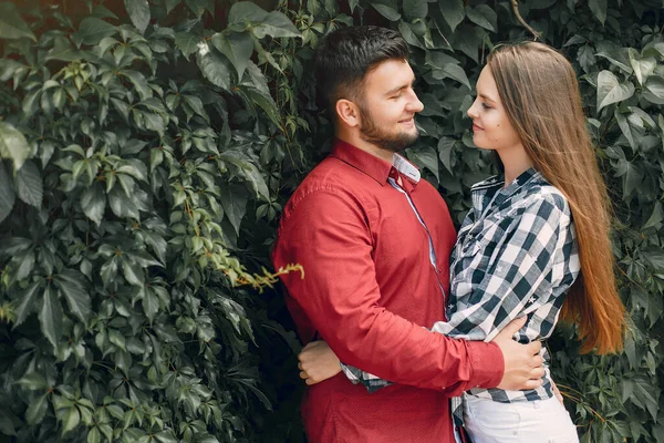 Belo casal passar o tempo em um parque de verão — Fotografia de Stock