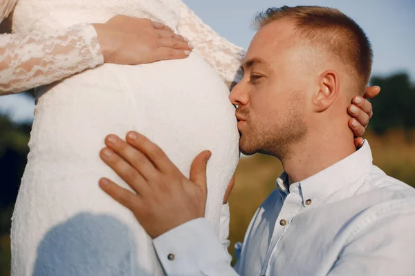 Leuke familie die tijd doorbrengt in een zomerveld — Stockfoto