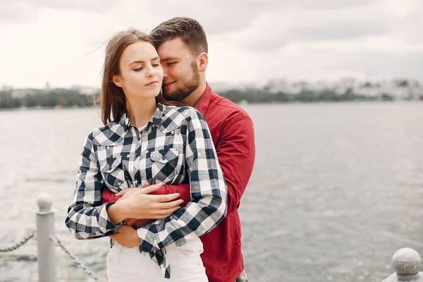 Vackra par tillbringa tid i en sommarpark — Stockfoto