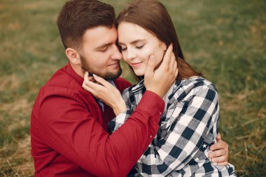 Güzel bir çift yaz parkında vakit geçirir.