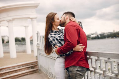 Güzel bir çift yaz parkında vakit geçirir.