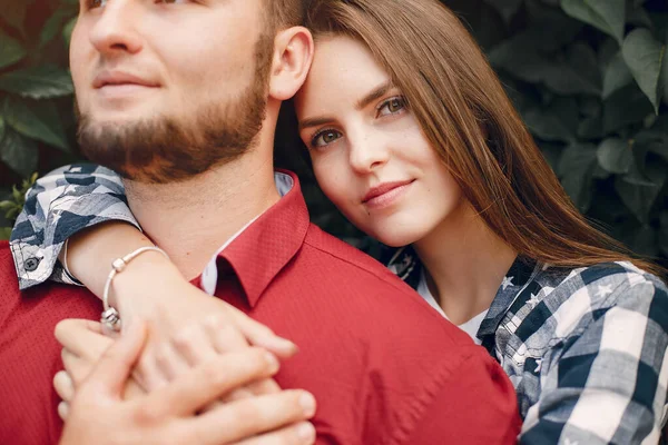 Mooi koppel brengen tijd door in een zomerpark — Stockfoto