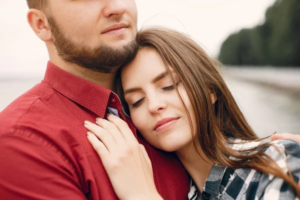 Belo casal passar o tempo em um parque de verão — Fotografia de Stock