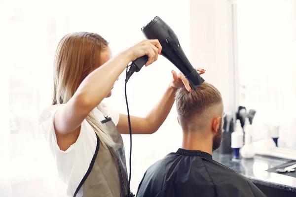 Homem elegante sentado em uma barbearia — Fotografia de Stock