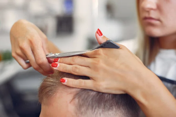 Homem elegante sentado em uma barbearia — Fotografia de Stock