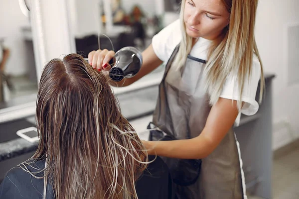 Kobieta suszenie włosów w salonie fryzjerskim — Zdjęcie stockowe