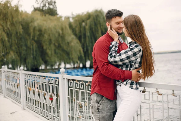 Hermosa pareja pasar tiempo en un parque de verano — Foto de Stock