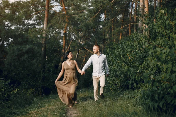 Söt familj tillbringar tid på ett sommarfält — Stockfoto