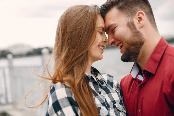 Beautiful couple spend time in a summer park — Stock Photo, Image