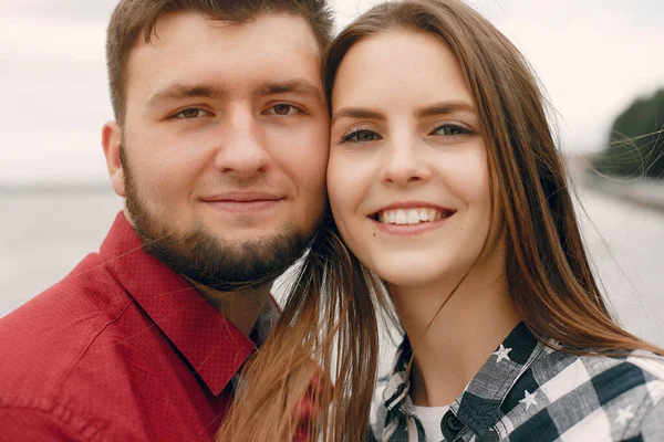 Güzel bir çift yaz parkında vakit geçirir.