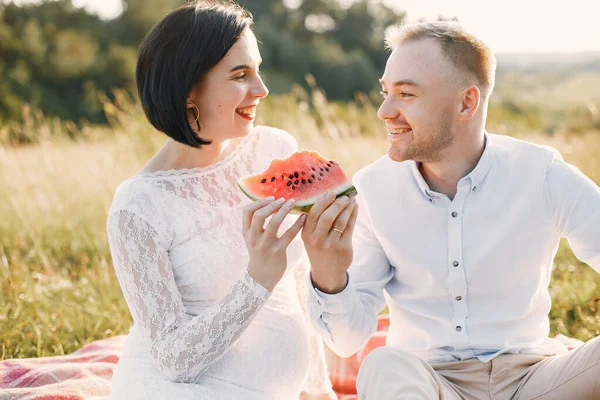 Leuke familie die tijd doorbrengt in een zomerveld — Stockfoto