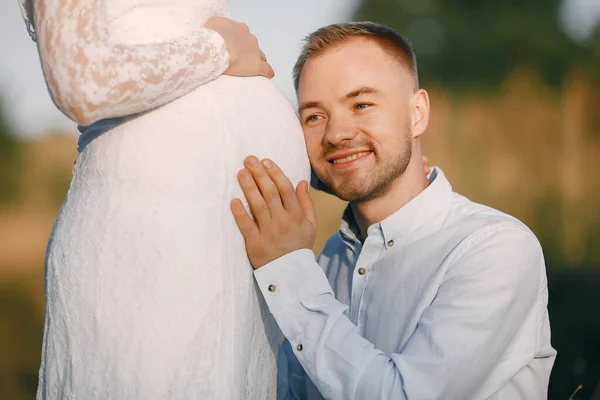 Leuke familie die tijd doorbrengt in een zomerveld — Stockfoto