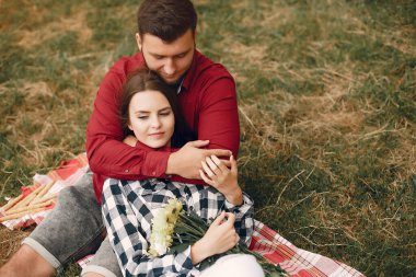 Güzel bir çift yaz parkında vakit geçirir.