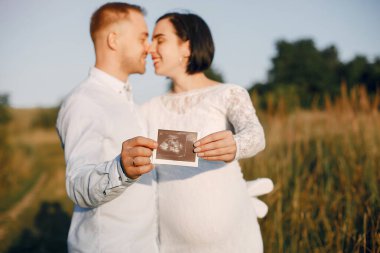 Şirin bir aile yaz tarlasında vakit geçiriyor.