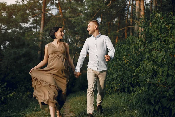 Söt familj tillbringar tid på ett sommarfält — Stockfoto