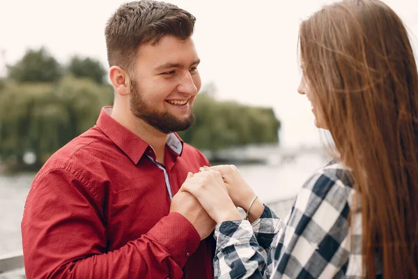 Beautiful couple spend time in a summer park — Stock Photo, Image