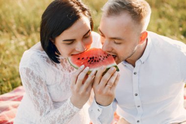 Şirin bir aile yaz tarlasında vakit geçiriyor.