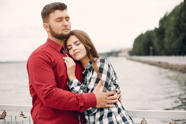 Hermosa pareja pasar tiempo en un parque de verano — Foto de Stock