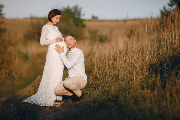 Söt familj tillbringar tid på ett sommarfält — Stockfoto