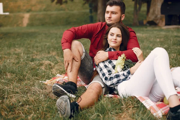 Hermosa pareja pasar tiempo en un parque de verano — Foto de Stock