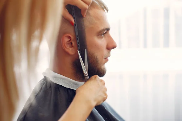 Стильный мужчина сидит в парикмахерской — стоковое фото