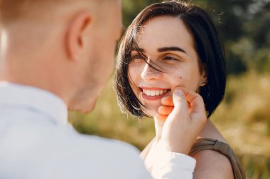 Şirin bir aile yaz tarlasında vakit geçiriyor.