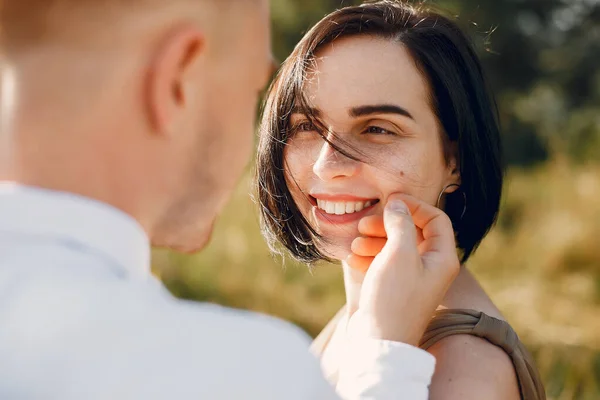 Aranyos családi nyaralás a nyári mezőn — Stock Fotó