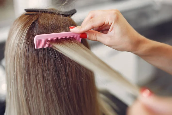 Peluquería hace peinado para su cliente — Foto de Stock