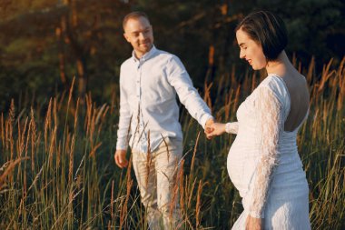 Şirin bir aile yaz tarlasında vakit geçiriyor.