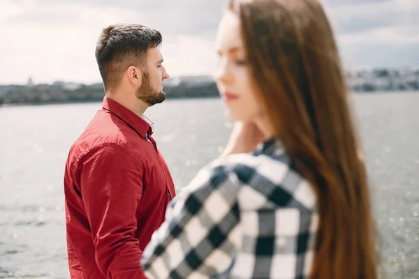 Hermosa pareja pasar tiempo en un parque de verano —  Fotos de Stock