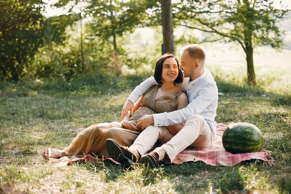 Söt familj tillbringar tid på ett sommarfält — Stockfoto