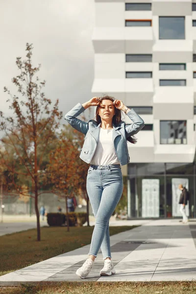 Chica de moda de pie en una ciudad de verano — Foto de Stock