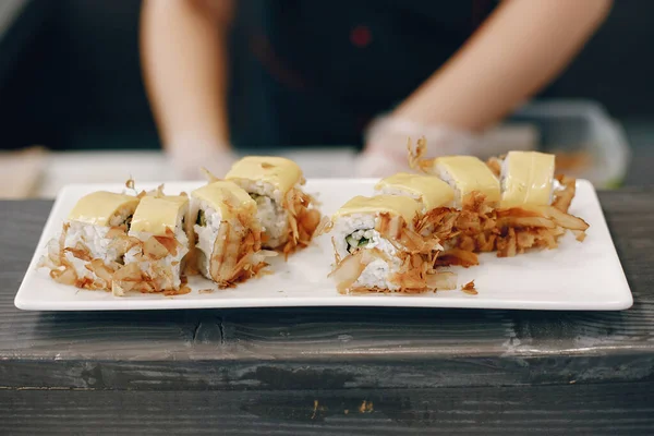 Sushi lezat dengan latar belakang gelap di meja — Stok Foto