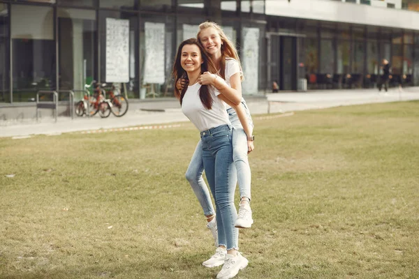 Chicas elegantes y elegantes en un parque de otoño — Foto de Stock