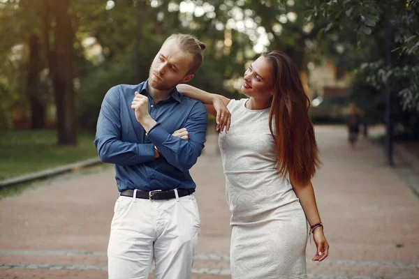 Beautiful couple spend time in a summer park — Stock Photo, Image