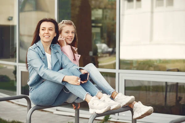 Chicas elegantes y elegantes en un parque de otoño — Foto de Stock