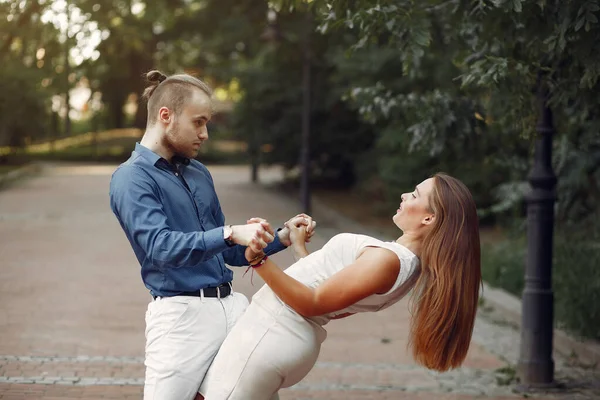 Beautiful couple spend time in a summer park — Stock Photo, Image